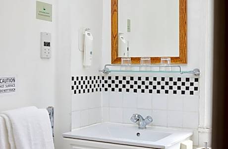 Family Room (2 Adults + 1 Child)