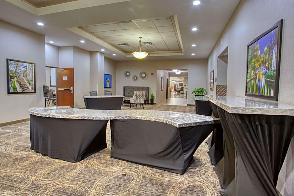 Drury Inn & Suites Near La Cantera