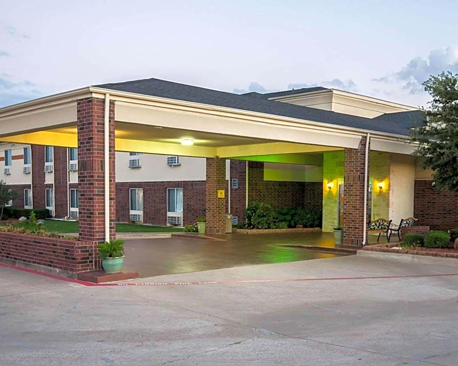 Comfort Inn & Suites Red Oak - Dallas Area