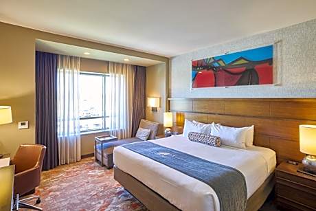 Deluxe King Room with Tub with Grab Bars - Mobility and Hearing Access/Non-Smoking