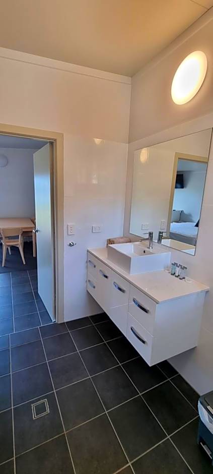 Narangba Motel (formerly Brisbane North B&B and Winery)