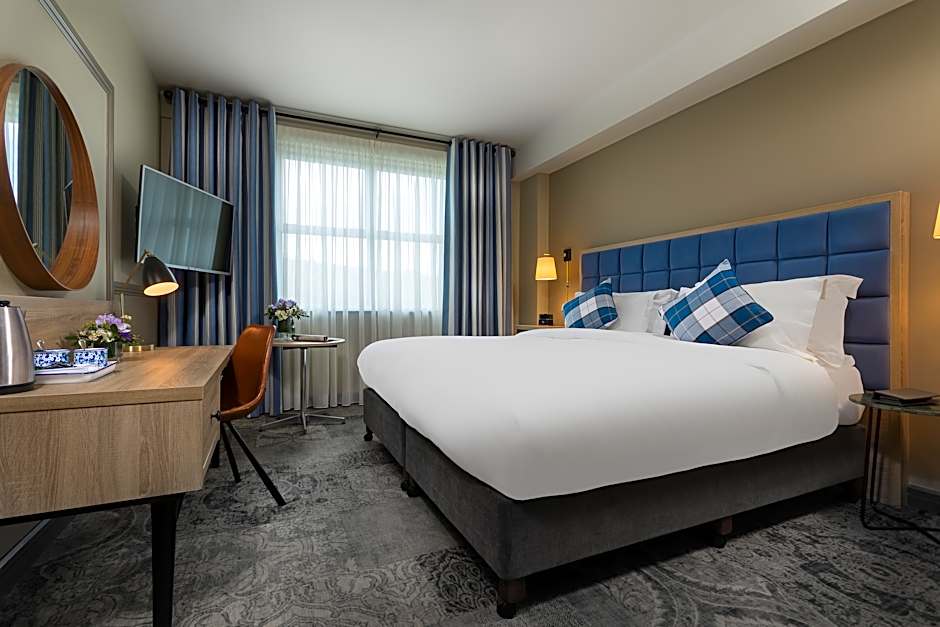 Photo 1 of 2 of Executive 1 King Bed