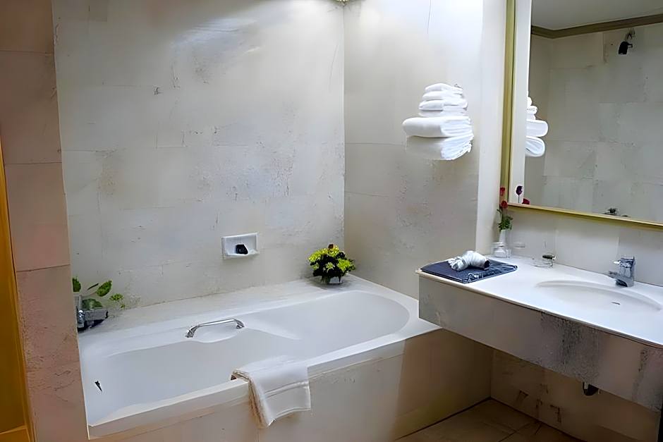 Louis Tavern Hotel - SHA Certified