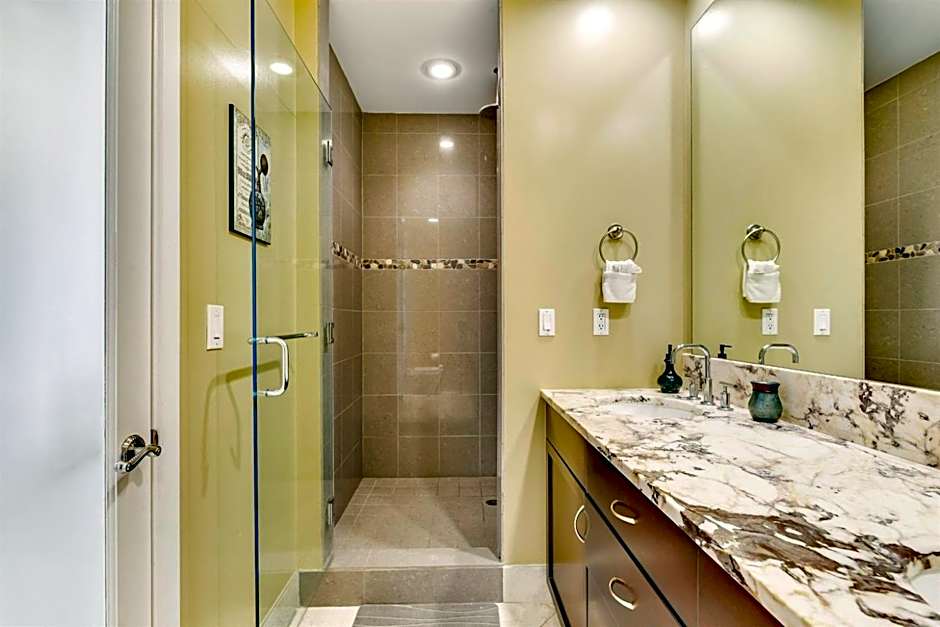 XL Terrace, Lazy River, I-O Pools, Game Room, Spa, Beach, Luxury 2-2 Penthouse!