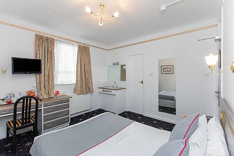 OYO Stade Court Hotel