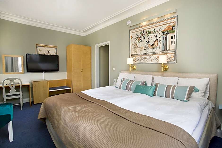 Collector's Lady Hamilton Hotel