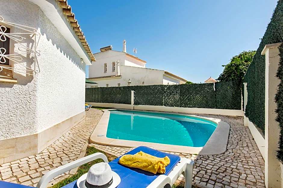 Residential cul-de-sac walking distance to centre, private pool, free AC wifi