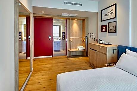 Queen Room - Mobility Access