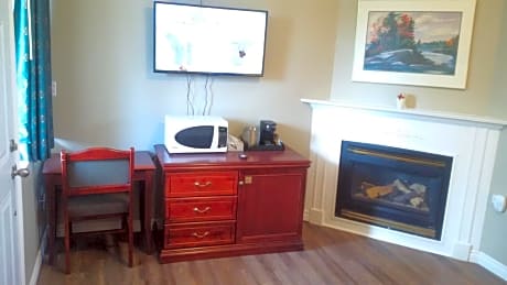 Deluxe King Suite with Fireplace