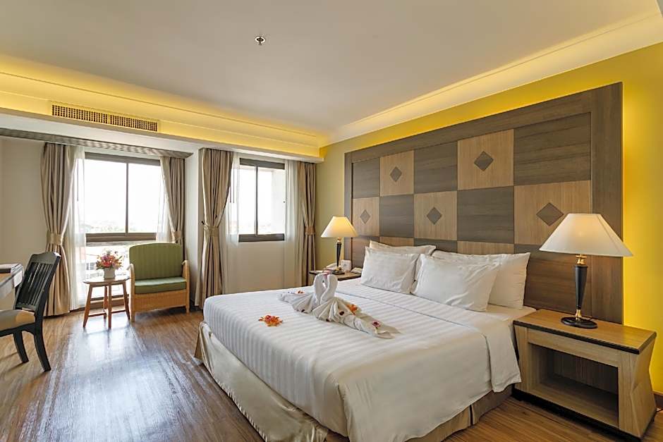 Photo 1 of 7 of Grand Superior 1 King Bed