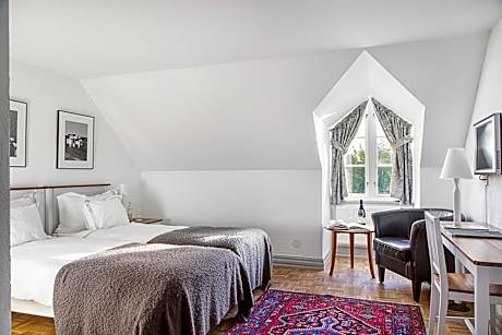 Twin Room (3 min walk)