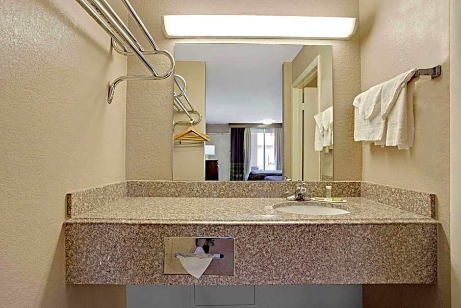 Super 8 by Wyndham Oklahoma/Frontier City