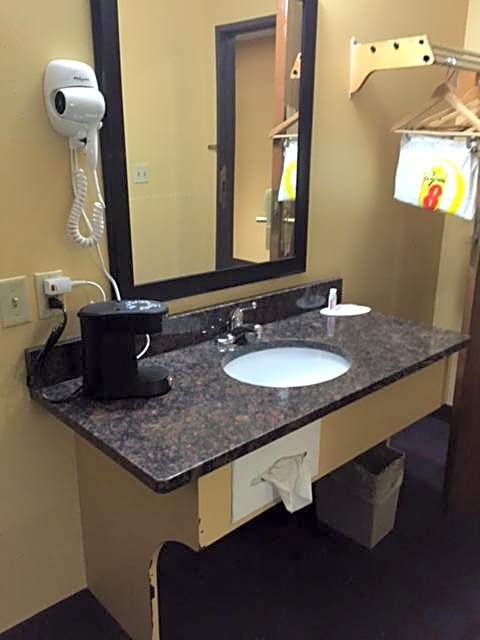 Super 8 by Wyndham Okawville