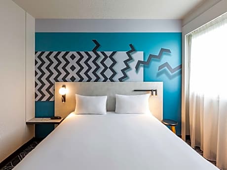 Superior room with a queen size bed