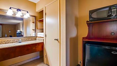 Family Room - Upper Floor - Non-Smoking - No Pets
