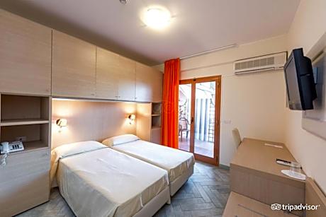 Deluxe Double or Twin Room with Pool Access