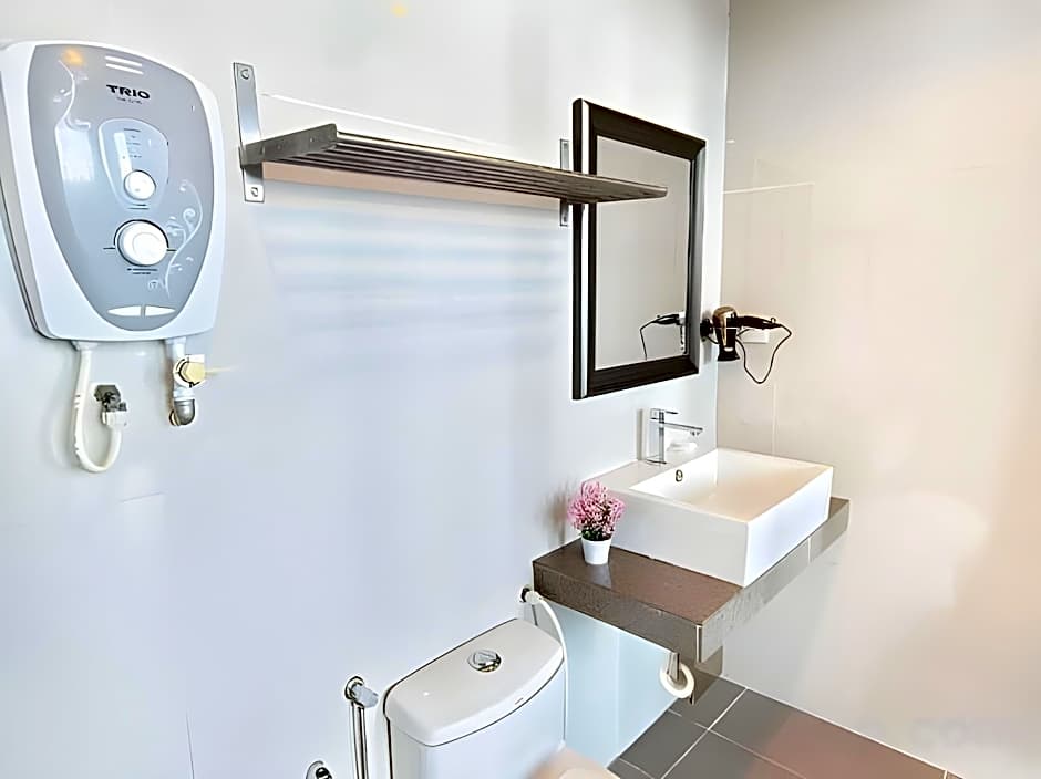 Riverbank Hotel by MRVJ BUSINESS