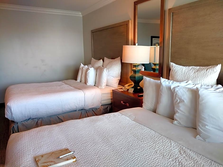 456 Embarcadero Inn & Suites