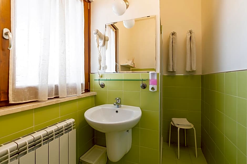 GG8 Restaurant & Hotel