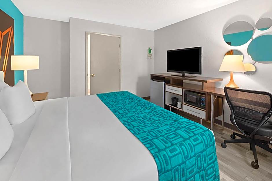 Howard Johnson by Wyndham Romulus Detroit Metro Airport