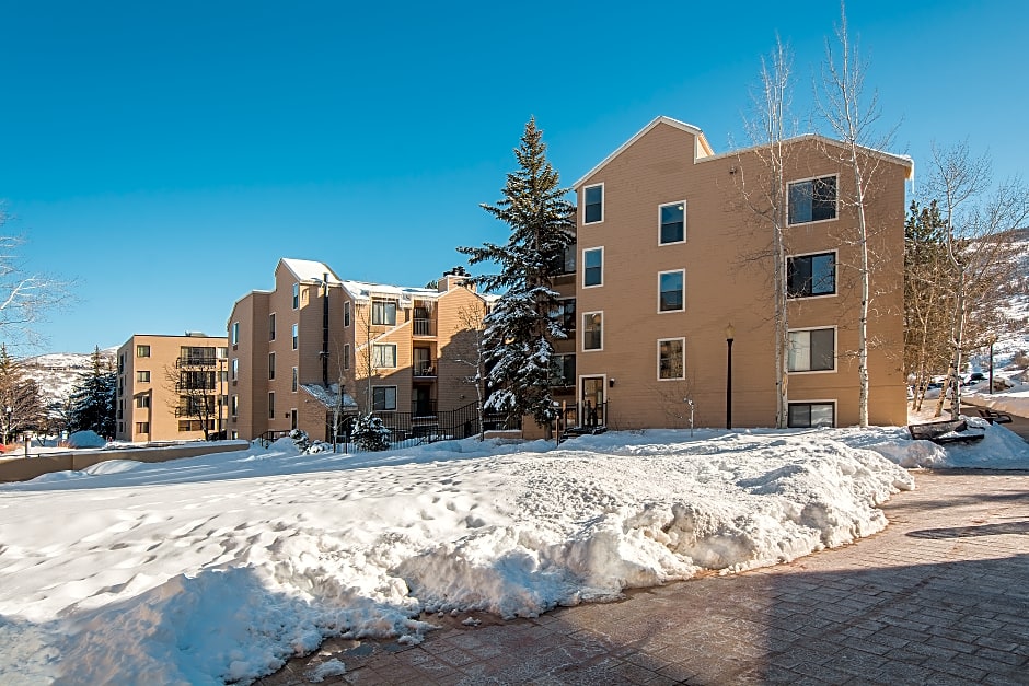 Carriage House Condominiums by All Seasons Resort Lodging