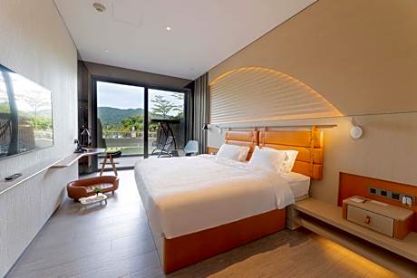 Premium King Room with Terrace Access - Dog-Friendly
