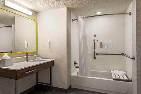 King Room with Bath Tub - Mobility/Hearing Accessible - Non-Smoking