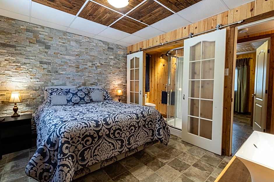 Riverside Stay with Pool Table, Open Air Patio, BBQ