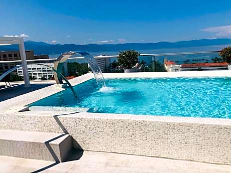 Luxurious Oceanfront condo with Unmatched Panoramic Views