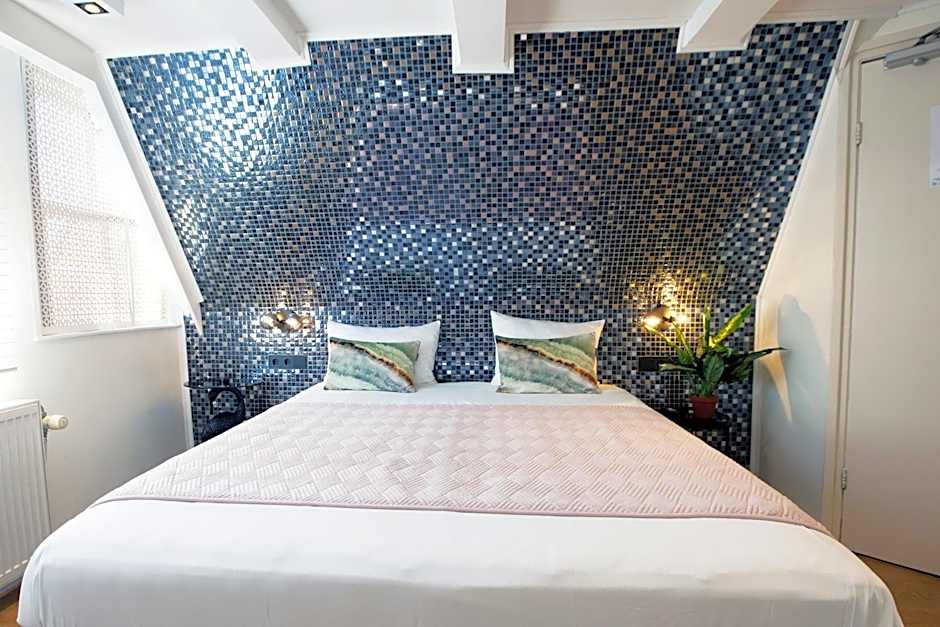 Quentin Golden Bear Hotel