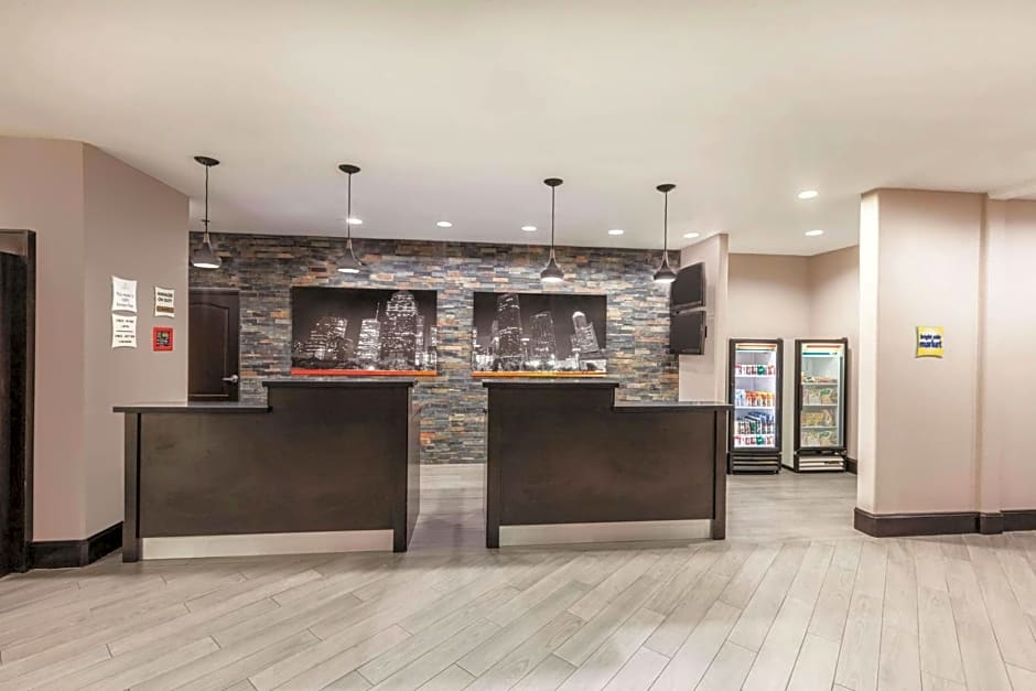 La Quinta Inn & Suites by Wyndham Bush Intercontinental Airport East