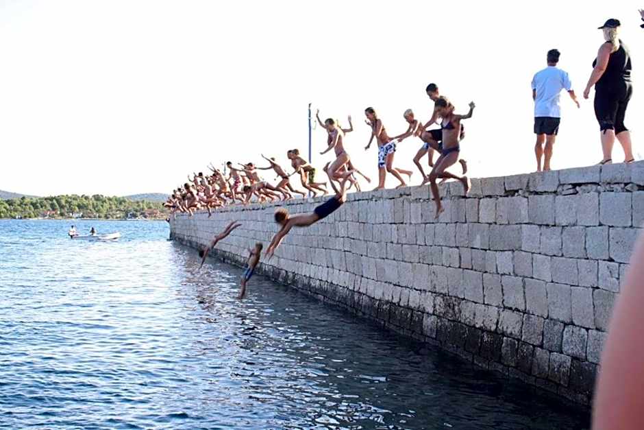 Apartments and pansion M&R