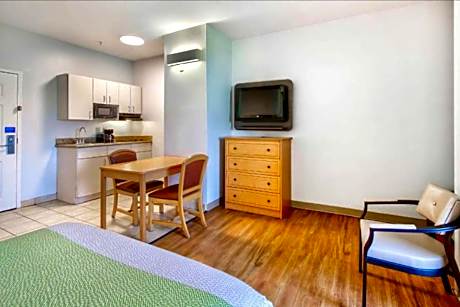 Queen Bed Accessible with Kitchenette Non-Smoking