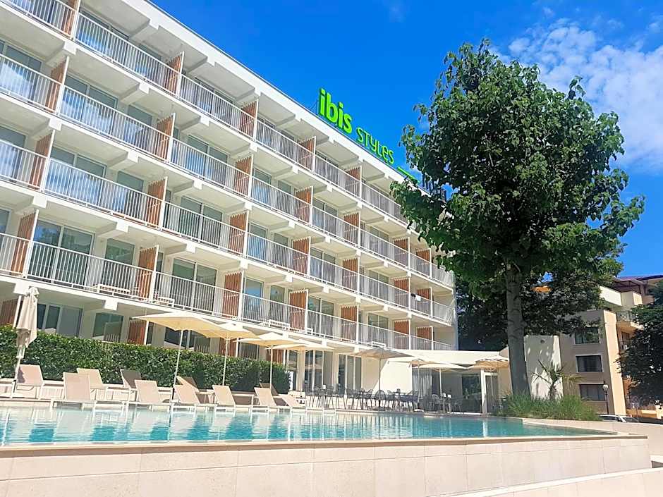 ibis Styles Golden Sands Roomer Hotel