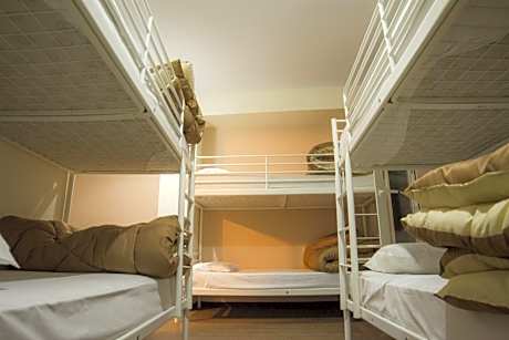 Bed in 6-Bed Mixed Dormitory Room with Bathroom