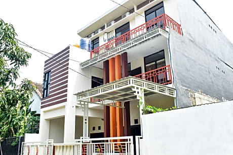 RedDoorz Syariah near Gelora Delta Sidoarjo 2