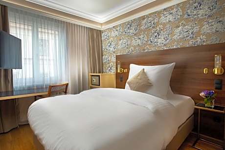 Cozy Queen Single Room