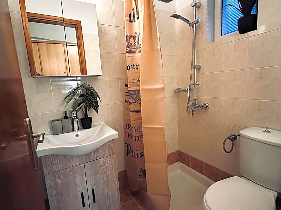 Royal Jelly Suites - Renovated Suites with Pool Just 5 Minutes walk from the Beach By Villa Mana Gers