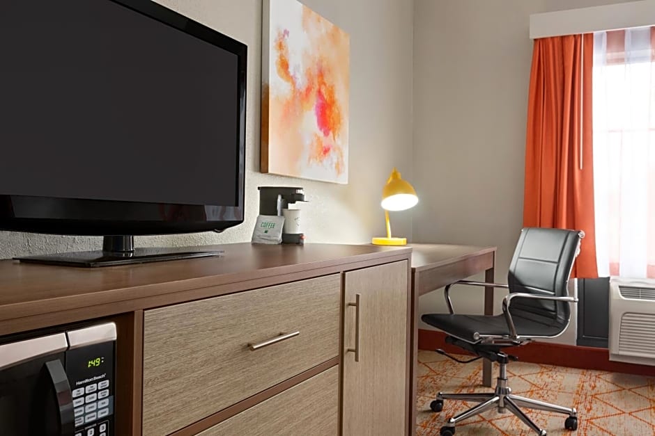 La Quinta Inn & Suites by Wyndham Lackawanna - Buffalo