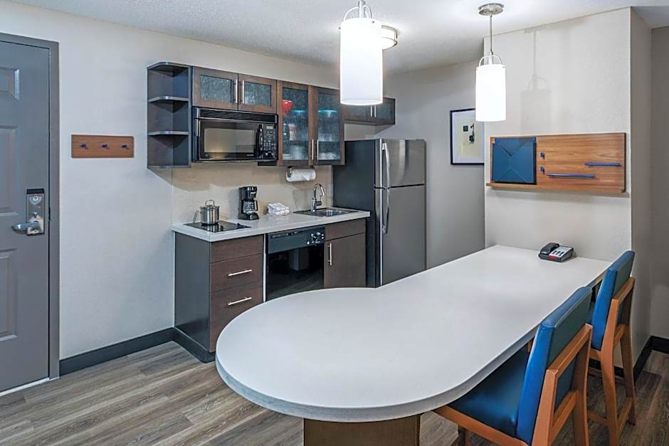 Candlewood Suites Topeka Hotel By IHG
