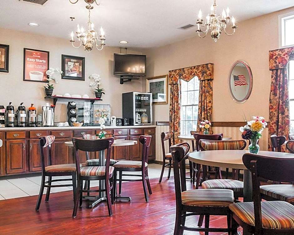 Econo Lodge & Suites Grand Rapids Airport