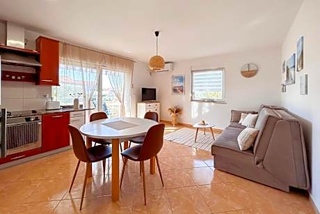 Hanna - 500m from the beach