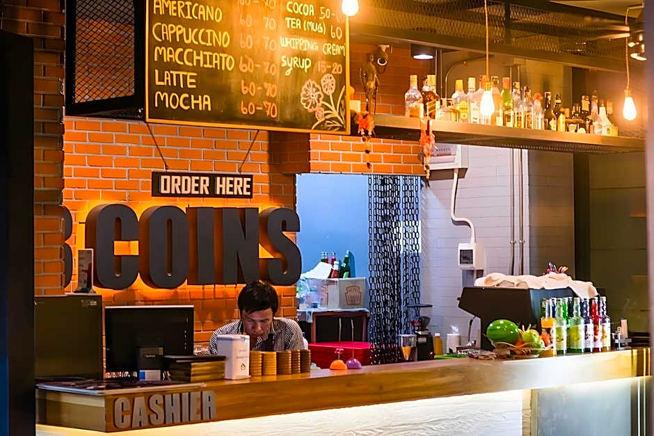 18 Coins Cafe & Hostel