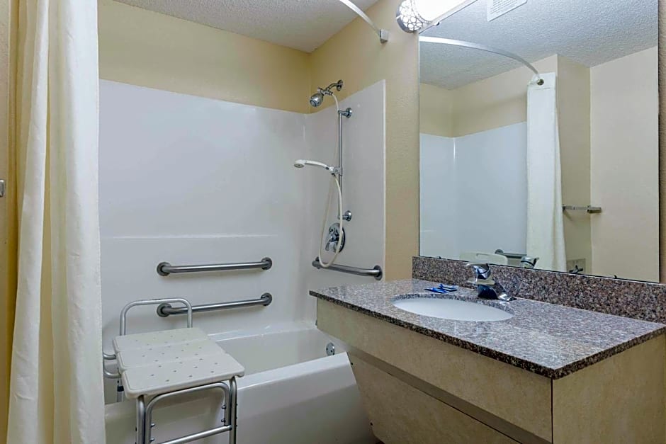 Super 8 by Wyndham Piedmont Greenville Area