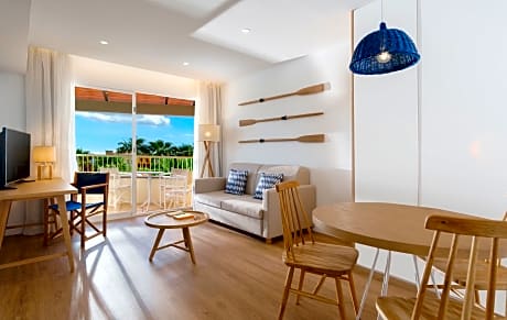 SUITE WITH BALCONY OR TERRACE
Description: 1 bedroom apartment, 2 single beds in the bedroom + 1 sof