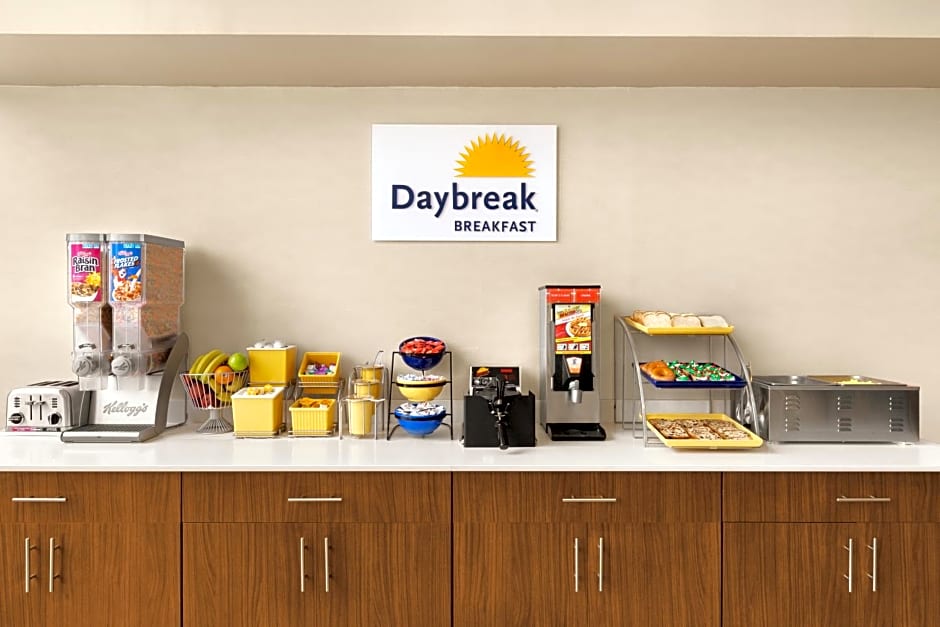 Days Inn & Suites by Wyndham Savannah Midtown