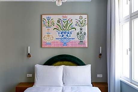 Extra Large Studio with Kitchen and Sofa Bed