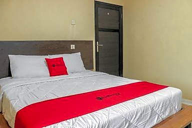 RedDoorz Syariah near Pasar Modern Cikopo