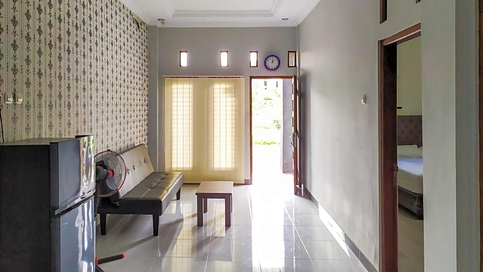 Omah Leren Mitra RedDoorz near Gembiraloka Zoo Yogyakarta