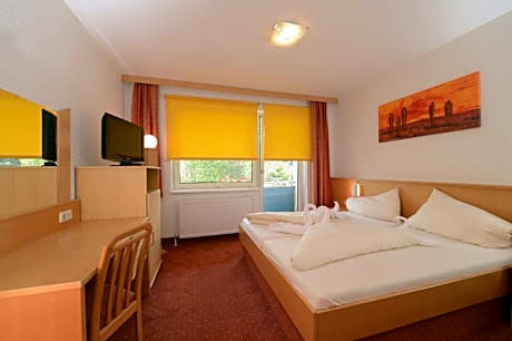 Double Room with Balcony and Garden View
